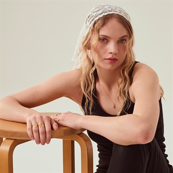 Alphabet Ring in Vergoldet Silber mit dem Buchstaben K von Maanesten